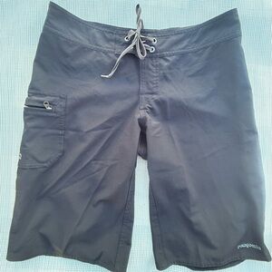 Patagonia WOMENS black size 6  Board Shorts